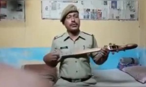 দেখুন এক পুলিশের অসাধারণ গান করোনা সচেতনতা নিয়ে