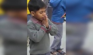 প্রার্থনা হোক না হোক, এই ছেলের ললিপপ চাই