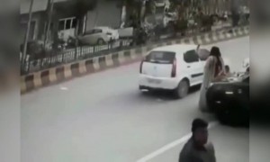 সেলফি নিতে নিতে ফোন হয়ে গেল চুরি