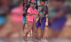 এই বাচ্চাটার অসাধারণ ট্যালেন্ট