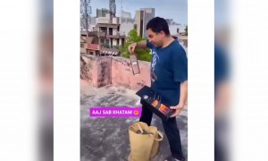 এই লোকটাকে কিছু বলতে ইচ্ছে করছে কি?