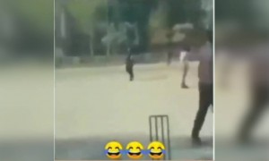 ক্রিকেট খেলতে খেলতে এটা কি হলো দেখুন