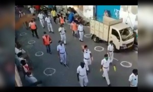 কলকাতা পুলিশ কর্মীদের সম্মান জানালেন ট্যাংরা বাসিন্দারা