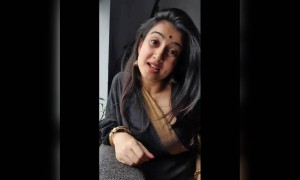 দেখুন কি সুন্দর গান করে শোনালেন মোনামী ঘোষ