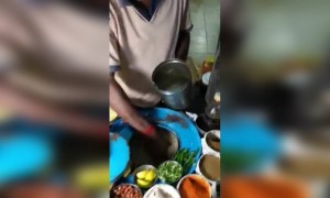 দেখুন দিল্লিতে সুস্বাদু ঝাল মুড়ি খেলেন এক বিখ্যাত ফুড ব্লগার