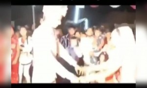 যখন দুজনেই নাচতে পারে না