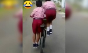 এভাবে কখনো সাইকেল চালিয়েছেন?