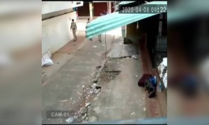 যে গরিব খেতে পায় না, সেও সোশ্যাল ডিস্টেন্সিঙ করে পুলিশকে সুরক্ষিত রাখছে