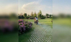 দেখুন নিজের বাড়ির বাগানেই বাইকে পুত্রীকে বসিয়ে ঘুরলেন এমএস ধোনি