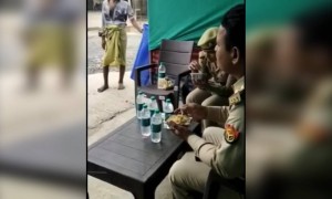 দেখুন পুলিশকর্মী দিলেন এক গরিবকে নিজের খাবার