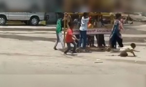 দেখুন বাচ্চারা পুলিশের ব্যারিকেড নিয়ে একটু মজা করে নিলো