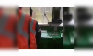 রেললাইনে লোক দেখে ট্রেন ড্রাইভার কি করলো দেখুন