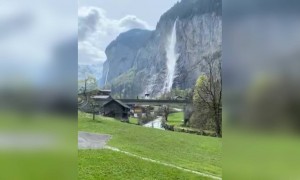 ব্রিজ দিয়ে ট্রেন যাওয়ার দৃশ্য হয়তো এর থেকে বেশি সুন্দর হয় না