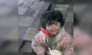 বাচ্চাটির হাসি খুবই মিষ্টি