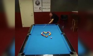 দেখুন এই স্নুকার প্লেয়ারের অসাধারণ ক্ষমতা