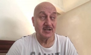 ইরফান খানের কথা বলতে গিয়ে কেঁদে ফেললেন অনুপম খের