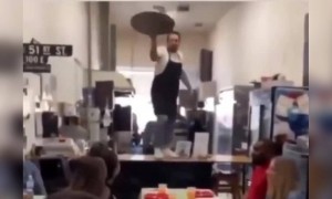 এভাবে কে খাবার সার্ভ করে?