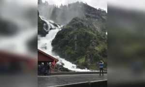 দেখুন ঝর্ণা এবং নদী কি সুন্দর লাগছে