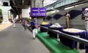 খাবার এবং অন্য দরকারি সামগ্রী দিয়ে সাহায্য করলেন কলকাতা পুলিশ