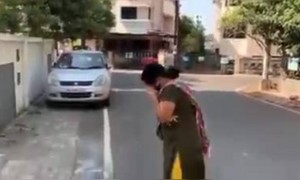 ২০ দিন হাসপাতালে ডিউটি করে ঘর ফিরলেন এই ডাক্তার, পেলেন দারুন ওয়েলকাম