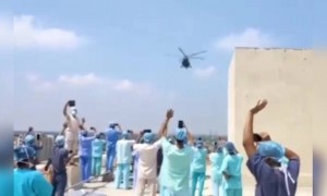 পাটনাতে হেলিকপ্টার থেকে ফুল ছিটিয়ে ডাক্তারদের সম্মান জানালো এয়ার ফোর্স