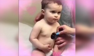 এই বাচ্চাটার মনে হয় ডাক্তারকে খুব পছন্দ হয়েছে