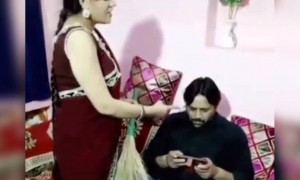 কাউকে এর আগে এরকম ভাবে ঝাড়ু মারতে দেখিনি