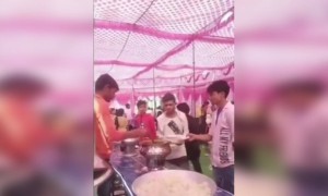 অন্য লোককে খাবার আগে দিয়েছে বলে এত রাগ!