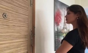 দেখুন রিয়া চক্রবর্তী কিভাবে ঘরে বসে সময় কাটাচ্ছেন