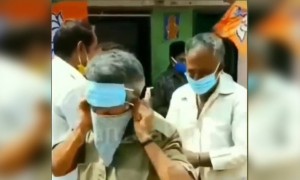 এই লোকটা আসলে কি করার চেষ্টা করছে?