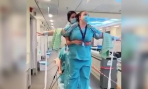 কাজের মধ্যেও মন ভালো রাখার জন্যে ডাক্তাররা করছেন একটু মজা