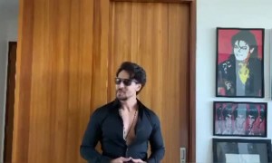 টাইগার শ্রফ কি সুন্দর গান করতে পারে শুনুন