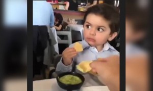 যখন আপনাকে না জিজ্ঞেস করে আপনার খাবারে কেউ হাত দেয়