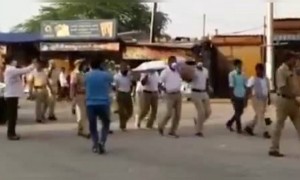 সোশ্যাল ডিস্টেন্সিঙ না করলে কি হবে তা বোঝালেন পুলিশ