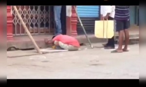 মোদের জন্য পুজো করছে এই লোকটি