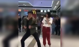 কি দারুন রোবটের মতো নাচে এই লোক