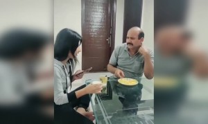 বাবার সামনে ভুল গ্লাস উঠিয়ে নিলো মেয়ে