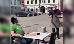 সোশ্যাল ডিস্টেন্সিঙ করলে কি এভাবে খাবার দেওয়া হবে?