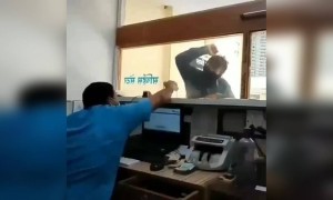 স্যানিটাইজার কে এই লোকটা সেন্ট ভাবলো