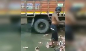 এই লোকটা খুশিতে বিয়ার দিয়ে স্নান করে নিচ্ছে