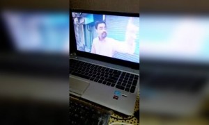 চা প্রেমী কাকুর সাজে প্রীতম দা কোন ভিডিও দেখছে দেখুন