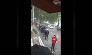 উত্তরাখণ্ডে ঝড় বৃষ্টির মাঝেও লোকে লাইনে দাঁড়ালেন মদের জন্য