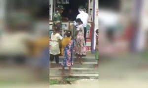 দেখুন এক বিএসএফ সৈনিক গরিব বাচ্চাদের মাস্ক কিনে দিলেন