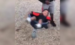 মাথা ঘুরিয়ে গিয়ে বাচ্চাটার খুব হাস্যকর অবস্থা হলো