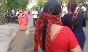 কাজ থেকে ফিরলেন নার্স, প্রতিবেশীরা এভাবে জানালেন সম্মান