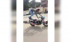 রাস্তায় বাইক নিয়ে সার্কাস করতে গেলে এরকমই হবে