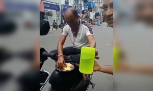 মুখে মাস্ক আছে সেটা ভুলে গেলেন লোকটি