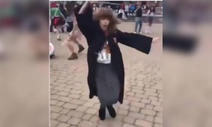 হ্যারি পটারের হারমাইনি নাচ করছে দেখুন