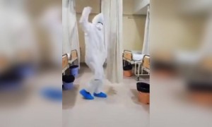 প্রচুর কাজের মাঝেও একটু মজার মুহূর্ত এই স্বাস্থ্যকর্মীর