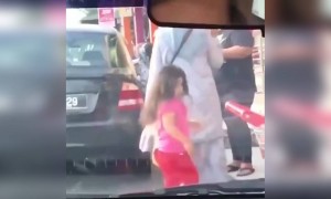 বাচ্চাটার স্টাইল দেখো!